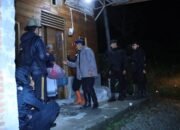 Polres Bener Meriah dan Brimob Evakuasi Warga Tiga Kampung Imbas Status Siaga Gunung Burni Telong