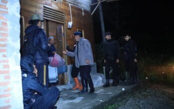 Polres Bener Meriah dan Brimob Evakuasi Warga Tiga Kampung Imbas Status Siaga Gunung Burni Telong