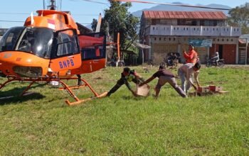 Babinsa Kormil 09 Ketol Bantu Distribusi Logistik BNPB ke Desa Serempah Aceh Tengah via Helikopter