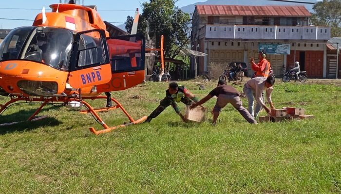 Babinsa Kormil 09 Ketol Bantu Distribusi Logistik BNPB ke Desa Serempah Aceh Tengah via Helikopter