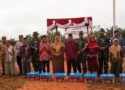 Pembukaan TMMD ke-127 Kodim 1015/Sampit, Dimeriahkan dengan Pembagian Sembako bagi Warga Kurang Mampu