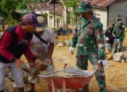 Personil Satgas TMMD Bahu Membahu Dengan Warga Mengerjakan Sasaran Pembuatan Siring Jalan.