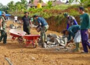 Satgas TMMD Reg ke-127 Kodim 1015/Sampit Bahu Membahu Angkut Batu Belah