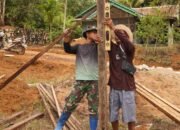 Satgas TMMD Reguler ke 127 Kodim 1015/Sampit Bantu Warga Mendirikan Tiang Rumah