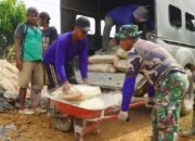 Anggota Satgas TMMD Reguler ke-127 Kodim 1015/Sampit Turunkan Semen Untuk Pembuatan Siring Badan Jalan