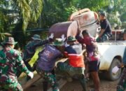 Satgas TMMD Reg Ke-127 Bekerjasama Untuk Memindahkan Mesin Molen