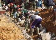 Satgas TMMD Reguler ke-127 Kodim 1015/Sampit Pasang Batu Siring