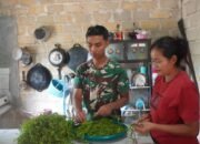 Keakraban Anggota Satgas TMMD Reg Ke-127 Bantu Masak Di Dapur