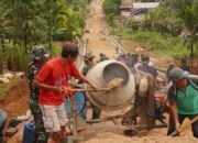 Hangatnya kebersamaan, Canda Tawa Warnai Gotong Royong Satgas TMMD Reguler ke-127