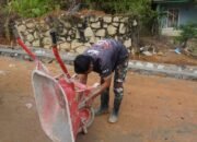 Anggota Satgas yang Ahli Memperbaiki Arco Dilokasi TMMD Regular ke-127