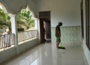 Jelang Sholat Jum’at, Satgas TMMD Reguler ke-127 Bersihkan Masjid Baiturrahman 