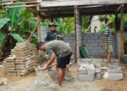 Satgas TMMD Reguler ke-127 Kodim 1015/Sampit, Pasang Batako Pembangunan MCK