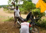Satgas TMMD Reguler ke-127 Bantu Warga Memperbaiki Sepada Motor Warga