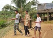 Lepas Lelah, Satgas TMMD Reguler ke-127 Mancing Bareng dengan Keluarga Angkat di Danau