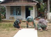 Anggota Satgas TMMD Kodim 1015/Sampit, Tahap Pemasangan Plafon Rumah Bapak Yayan