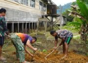 Satgas TMMD Reguler ke-127 Kodim 1015/Sampit Gali Tanah Untuk Pembuatan Septic Tank MCK Sekolahan