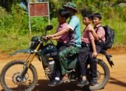 Wujud Kepedulian Kepada Generasi Penerus Bangsa, Satgas TMMD 127 Antar Jemput Anak Sekolah.