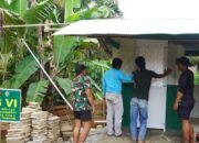 Pembuatan MCK, Satgas TMMD Reguler ke-127 Kodim 1015/Sampit Memasuki Tahap Finishing   Kotawaringin Timur – Satuan Tugas (Satgas) TNI Manunggal Membangun Desa (TMMD) ke-127 Kodim 1015/Sampit terus menunjukkan progres yang pesat dalam pembangunan fasilitas dasar masyarakat.  pembangunan fasilitas Mandi, Cuci, Kakus (MCK) ke-1 di Mushola Mudalil Muttakin Desa Tri Buana kini telah memasuki tahap akhir yaitu pemasangan pintu dan pengecatan. Kamis (26/02/2026)  Tahap pemasangan pintu dan pengecatan ini menjadi penanda bahwa pekerjaan fisik MCK hampir sepenuhnya rampung dan fasilitas tersebut akan segera dapat dimanfaatkan oleh masyarakat setempat. Personel Satgas terlihat bekerja keras dan penuh semangat di bawah terik matahari, memastikan proses pengecatan menghasilkan tampilan yang rapi, bersih dan nyaman digunakan.  Semangat gotong royong antara anggota Satgas dan warga yang turut membantu dalam proses penyelesaian MCK ini tetap terjaga, menunjukkan eratnya kemanunggalan TNI-Rakyat.  Dansatgas TMMD ke-127, Letkol Inf Dwi Candra Setyawan, menyampaikan bahwa pembangunan MCK ini merupakan bukti nyata kepedulian TNI terhadap kebersihan dan kesehatan lingkungan masyarakat. “Kami harap fasilitas ini bisa segera digunakan dan membawa manfaat besar bagi warga,” ujarnya.  Dengan segera rampungnya MCK ke-1 ini, TMMD ke-127 semakin memperkuat komitmennya dalam peningkatan kualitas hidup dan sanitasi di wilayah pedesaan.