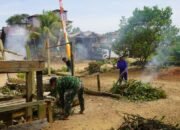 Satgas TMMD Reguler ke-127 Kodim 1015/Sampit Tak segan Batu orang Tua Asuh Membersikan Halaman Rumah