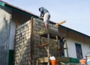 Tangga Kayu Jadi Andalan Satgas TMMD ke-127 Dalam Membangun MCK Gereja Pelita Kasih