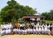 Tim Wasev TMMD dari Mabesad Disambut Meriah oleh Anak Sekolah Di Desa Tri Buana