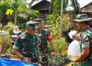 Ketua Tim Wasev Tebar Benih Ikan Nila Milik Karang Taruna Desa Tri Buana