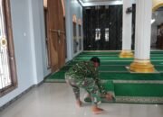 Jelang Sholat Jum’at Satgas TMMD Reguler ke-127 Kodim 1015/Sampit Bersihkan Masjid