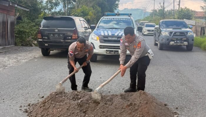 Polantas Polres Bener Meriah Gotong Royong Tambal Jalan Berlubang, Tekan Risiko Kecelakaan