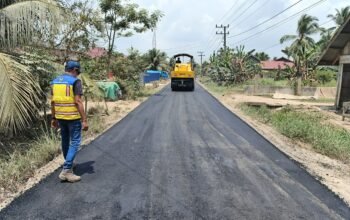 Warga Tanjong Ara Sambut Baik Pengerjaan Aspal oleh CV. Ceuripay Jaya