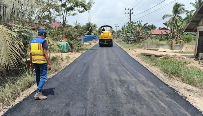 Warga Tanjong Ara Sambut Baik Pengerjaan Aspal oleh CV. Ceuripay Jaya