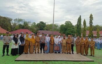 Sat Binmas Polres Kotim Jadi Pembina upacara bendera di SMAN 1 Kotabesi.