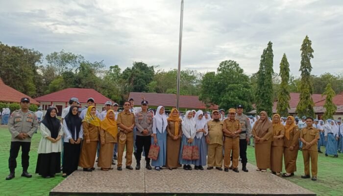 Sat Binmas Polres Kotim Jadi Pembina upacara bendera di SMAN 1 Kotabesi.