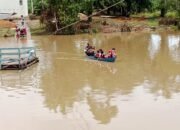 Jembatan Garuda Masih Tahap Pembagunan, Babinsa Koramil 1015-07/Parenggean Bantu Antar Jemput Anak Sekolah Mengunakan Perahu