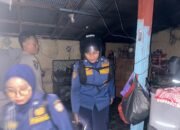 Personil Polsek Ketapang Cek TKP Kebakaran Bangunan Gudang Rumah Di Jl. Metro TV Perum Setia Garden Sampit.