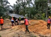 Pasca Banjir, Personel Bersihkan Lubang Sisa Genangan Air di Lubang Pondasi Jembatan Garuda