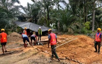 Pasca Banjir, Personel Bersihkan Lubang Sisa Genangan Air di Lubang Pondasi Jembatan Garuda