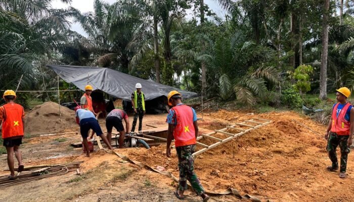 Pasca Banjir, Personel Bersihkan Lubang Sisa Genangan Air di Lubang Pondasi Jembatan Garuda