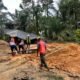 Pasca Banjir, Personel Bersihkan Lubang Sisa Genangan Air di Lubang Pondasi Jembatan Garuda