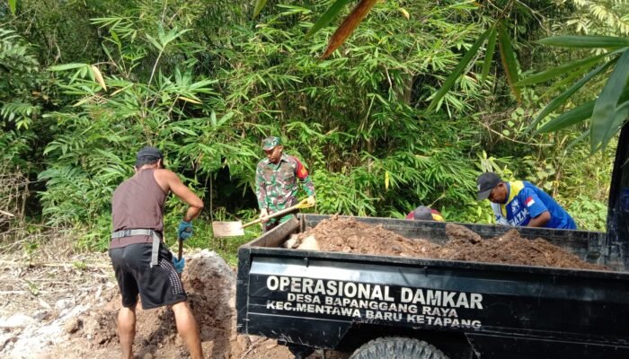 Akses Jalan Rusak, Babinsa Koramil 1015-03/Mentawa Baru Ketapang Bersama Warga Gotong Royong Perbaiki Jalan