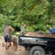 Akses Jalan Rusak, Babinsa Koramil 1015-03/Mentawa Baru Ketapang Bersama Warga Gotong Royong Perbaiki Jalan