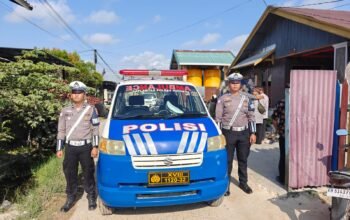 SAT LANTAS POLRES KOTIM BERIKAN PELAYANAN SAUDARA PADUKA ALM LASMINI.