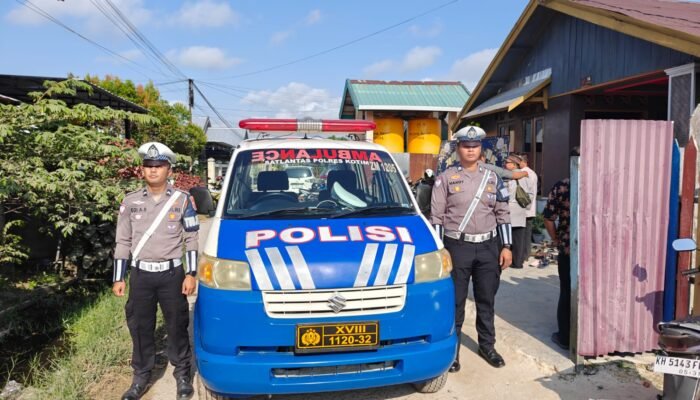 SAT LANTAS POLRES KOTIM BERIKAN PELAYANAN SAUDARA PADUKA ALM LASMINI.