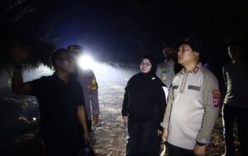 Kapolres Kotim Turun Langsung Lakukan Pemadaman Karhutla di Desa Camba