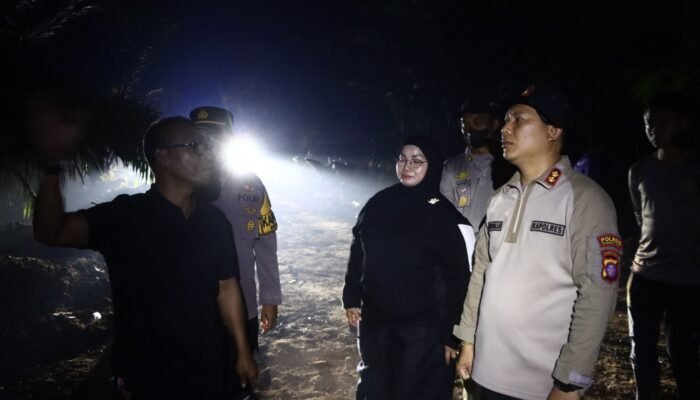 Kapolres Kotim Turun Langsung Lakukan Pemadaman Karhutla di Desa Camba
